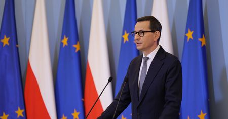 Morawiecki uderza w Hołownię. "Mamy popcorn, show i igrzyska"