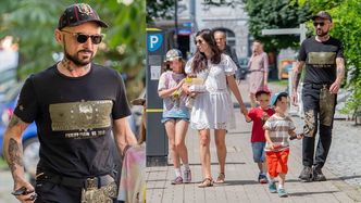 Rodzinny Patryk Vega spaceruje z żoną i trójką dzieci po mieście (ZDJĘCIA)