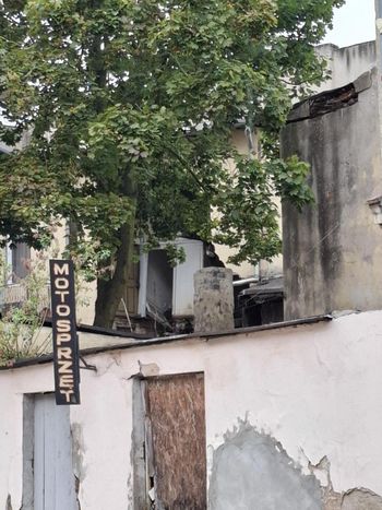 Runęła ściana kamienicy w Wągrowcu. W środku znajdowała się kobieta