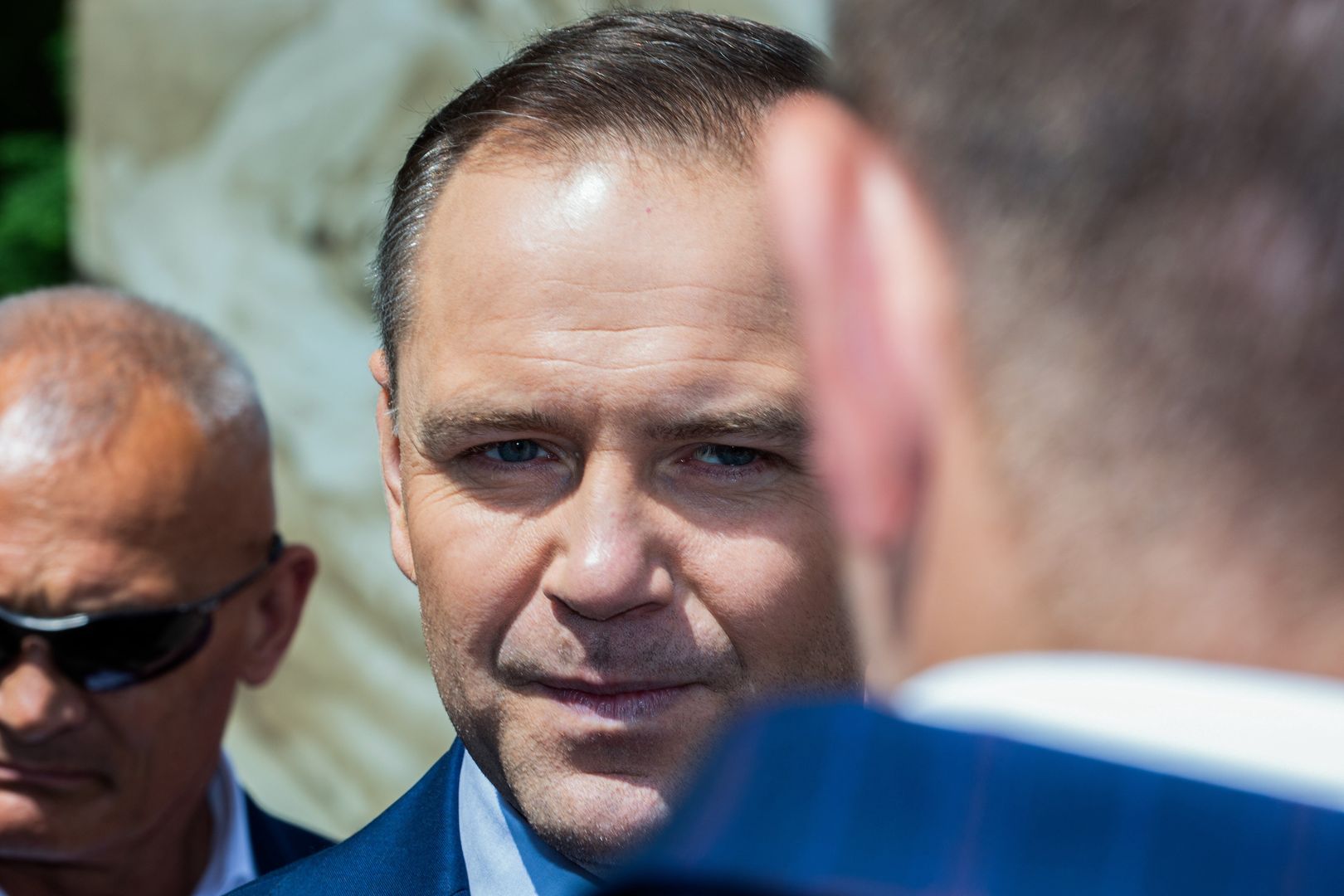 Bolesławiec, 14.05.2025. Wybory Prezydenta RP 2025 - kampania. Kandydat Komitetu Obywatelskiego w zbliżających się wyborach na fotel prezydenta RP, popierany przez Prawo i Sprawiedliwość prezes Instytutu Pamięci Narodowej Karol Nawrocki podczas wizyty w Muzeum Ceramiki w Bolesławcu, 14 bm. (aldg) PAP/Maciej Kulczyński