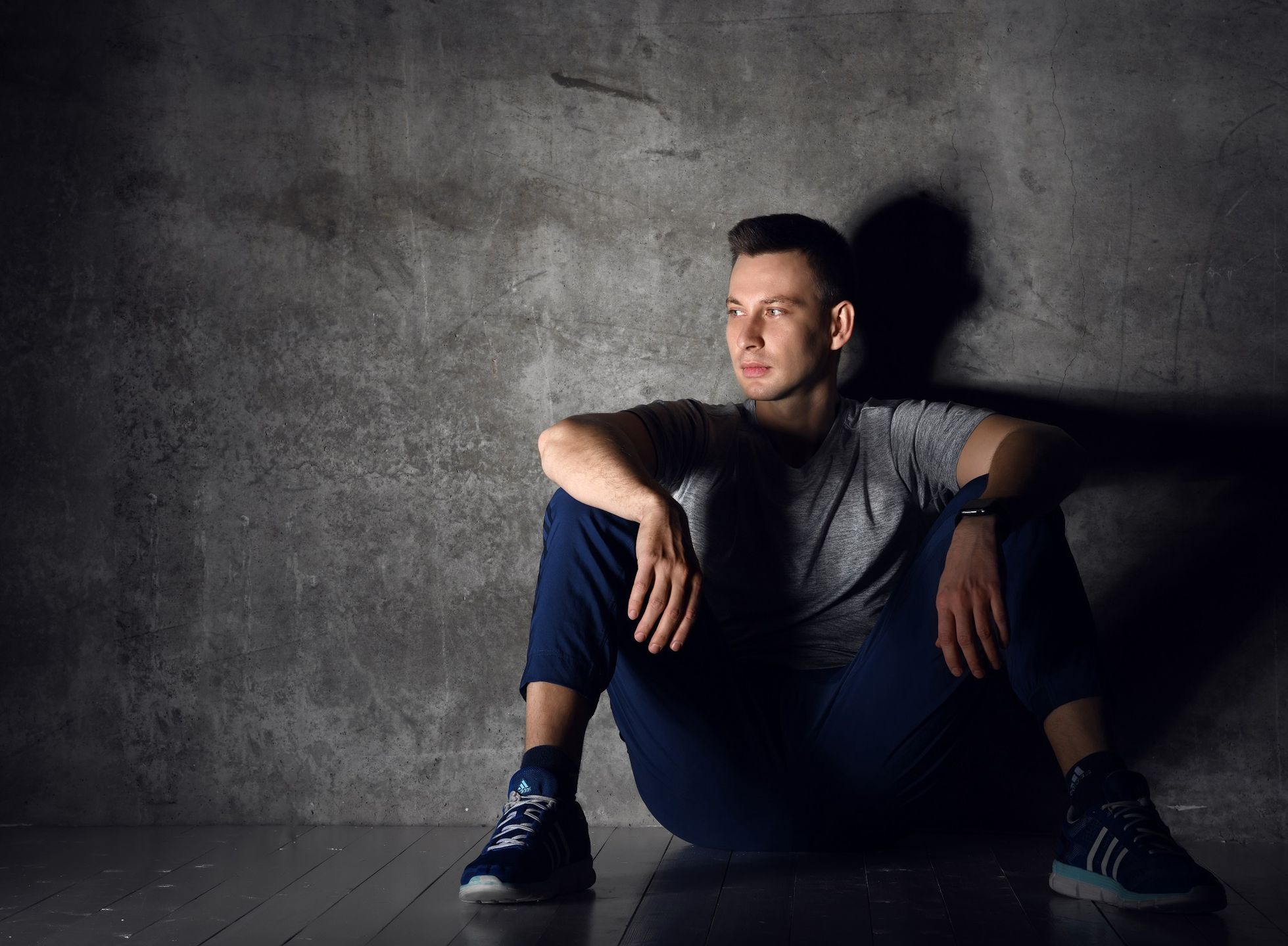 man, person, young, sport, male, adult, training, fitness, athletic, caucasian, athlete, fit, workout, handsome, sportsman, sportswear, sporty, sportive, muscles, copy, space, wear, body, wall, healthy, lifestyle, jogger, runner, strong, standing, sporting, goods, store, health, food, whole, brake, ready, crossfit, gym, diet, therapy, nutrition, balance, fatigue, tired, future, plans, next, step
