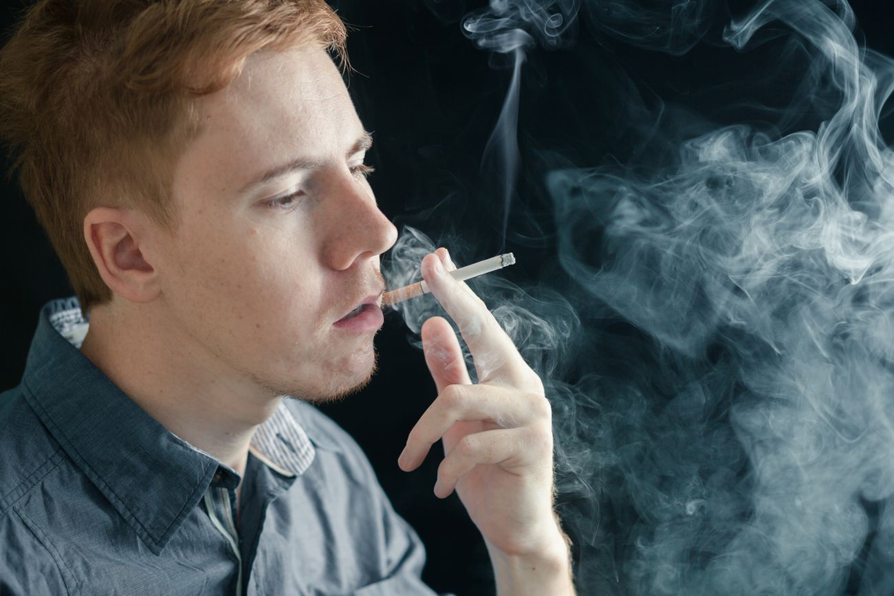 Papierosowy dym podrażnia gardło, co wywołuje jego obrzęk