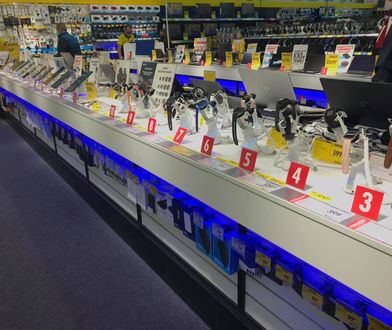 Koronawirus w Polsce. Chcą wydać pieniądze, nie mają gdzie. Sklepy z elektroniką zamknięte