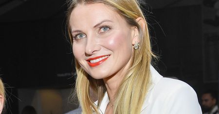 Zgrabna Joanna Moro z dekoltem do pępka. Zmysłowo pozuje na plaży