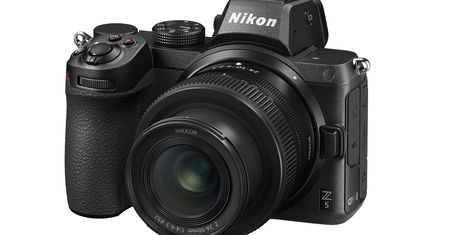 Pełnoklatkowy bezlusterkowiec Nikon Z 5, który nie ma wad Canona EOS RP