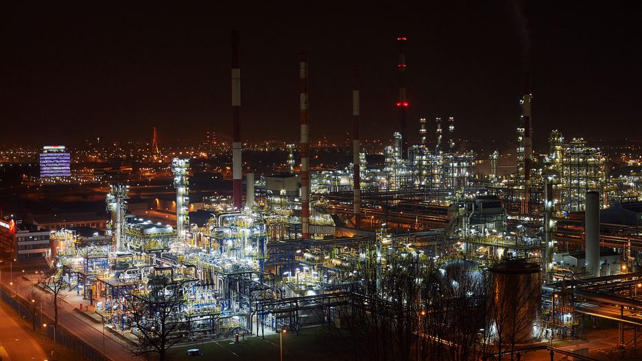 Rafineria nocą wygląda zjawiskowo 