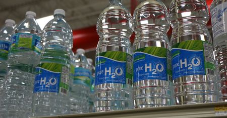 Plastikowa butelka jest jak prezerwatywa. Naprawdę możesz użyć jej tylko raz