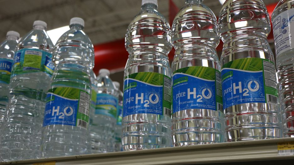 Używacie wielokrotnie butelek plastikowych po napojach? To niebezpieczne.