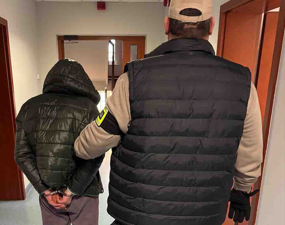 Sulechów: Biegał po bloku z nożem w ręku