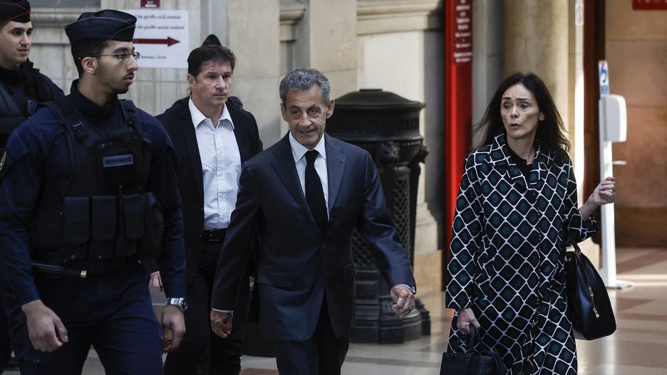 Nicolas Sarkozy appears at the court of appeal in Paris
epa10633219 Former French President Nicolas Sarkozy (C) arrives at the courthouse in Paris, France, 17 May 2023. French court of appeals is expected to issue a verdict after lower court in 2021 found Sarkozy guilty of trying to bribe a judge after leaving office, and of peddling influence in exchange for confidential information about an investigation into his 2007 presidential campaign finances.  EPA/YOAN VALAT 
Dostawca: PAP/EPA.
YOAN VALAT