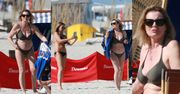 Wiecznie młoda Grażyna Szapołowska pręży się w bikini, pozując z chustą do sesji na plaży w Juracie (ZDJĘCIA)