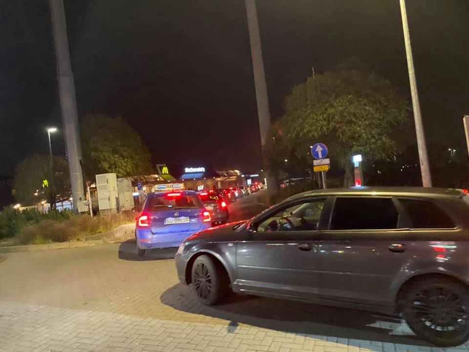 Stać godzinę, by kupić kanapkę Drwala? McDonald's po mistrzowsku stosuje złotą zasadę sprzedaży