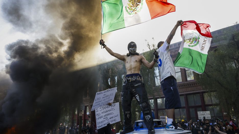 National Guard deployed by President Trump as anti-ICE protests continue in Los Angeles
epa12165673 Activists hold aloft Mexican flags as cars burn during protests sparked by immigration raids in Los Angeles, California, USA, 08 June 2025. US President Donald Trump has deployed 2,000 National Guard troops, despite not receiving a request from the state of California for any additional assistance, following large protests against ongoing immigration enforcement raids in the Los Angeles area over the last couple of days.  EPA/CAROLINE BREHMAN 
Dostawca: PAP/EPA.
CAROLINE BREHMAN
national guard, protesters, politics