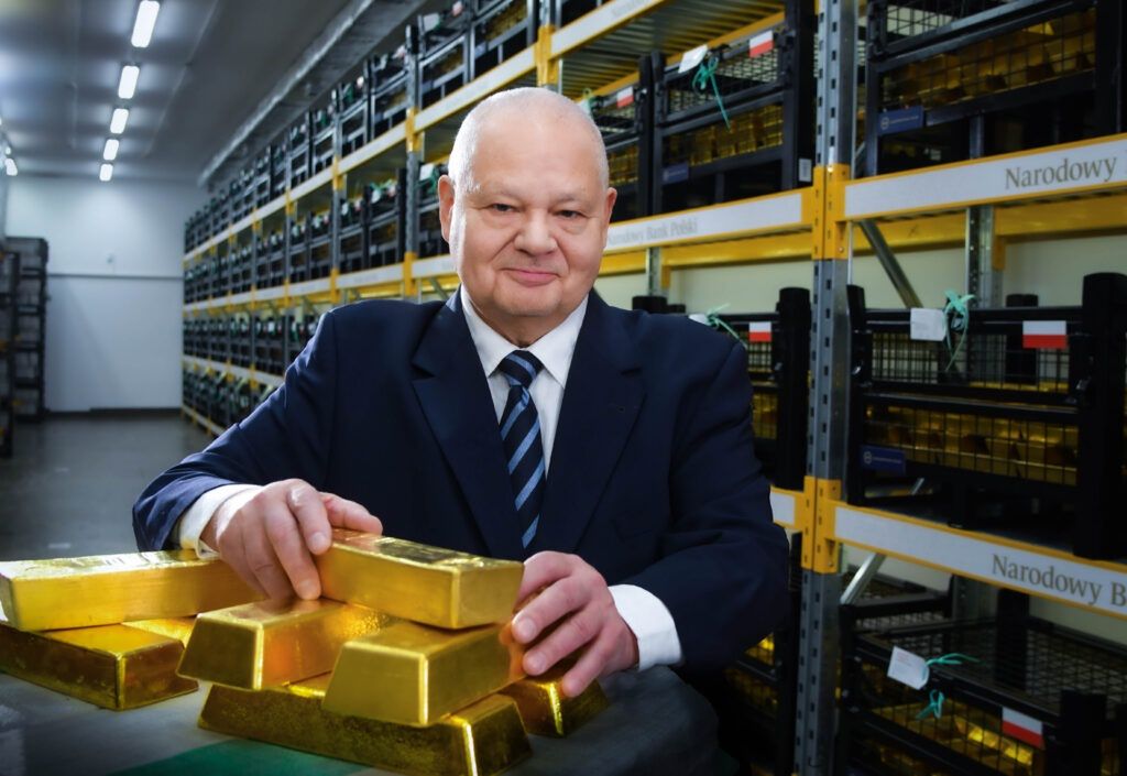 Tak "w teorii" spada wartość rezerw NBP. Wszystko przez taniejące złoto