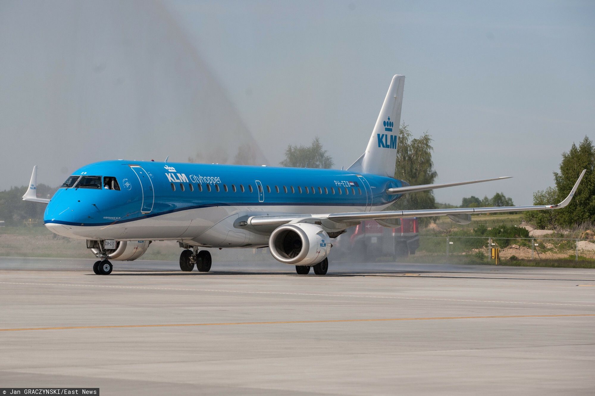 KLM po raz pierwszy w Krakow Airport w Balicach
Fot. Jan Graczynski / East News   Krakow AirPort w Balicach 18.05.2015 Pierwszy przylot samolotu Embraier E 190, linii KLM na trasie Amsterdam - Krakow, linia KLM Cityhopper rozpocznie codzienne kursy na tej trasie N/Z:
JAN GRACZYNSKI