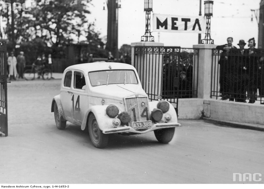 XII Międzynarodowy Rajd Automobilklubu Polski. Na zdjęciu Jan Ripper w Lancii Aprilii przekracza metę drugiego etapu