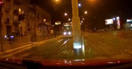 O mały włos, a przejechałby go tramwaj. Policjant uratował mu życie