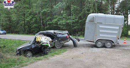 Motocyklista wykonywał manewr wyprzedzania. Nie żyją dwie osoby