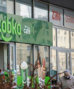 Żabka у день закінчення навчального року продає хот-доги по акційні ціні