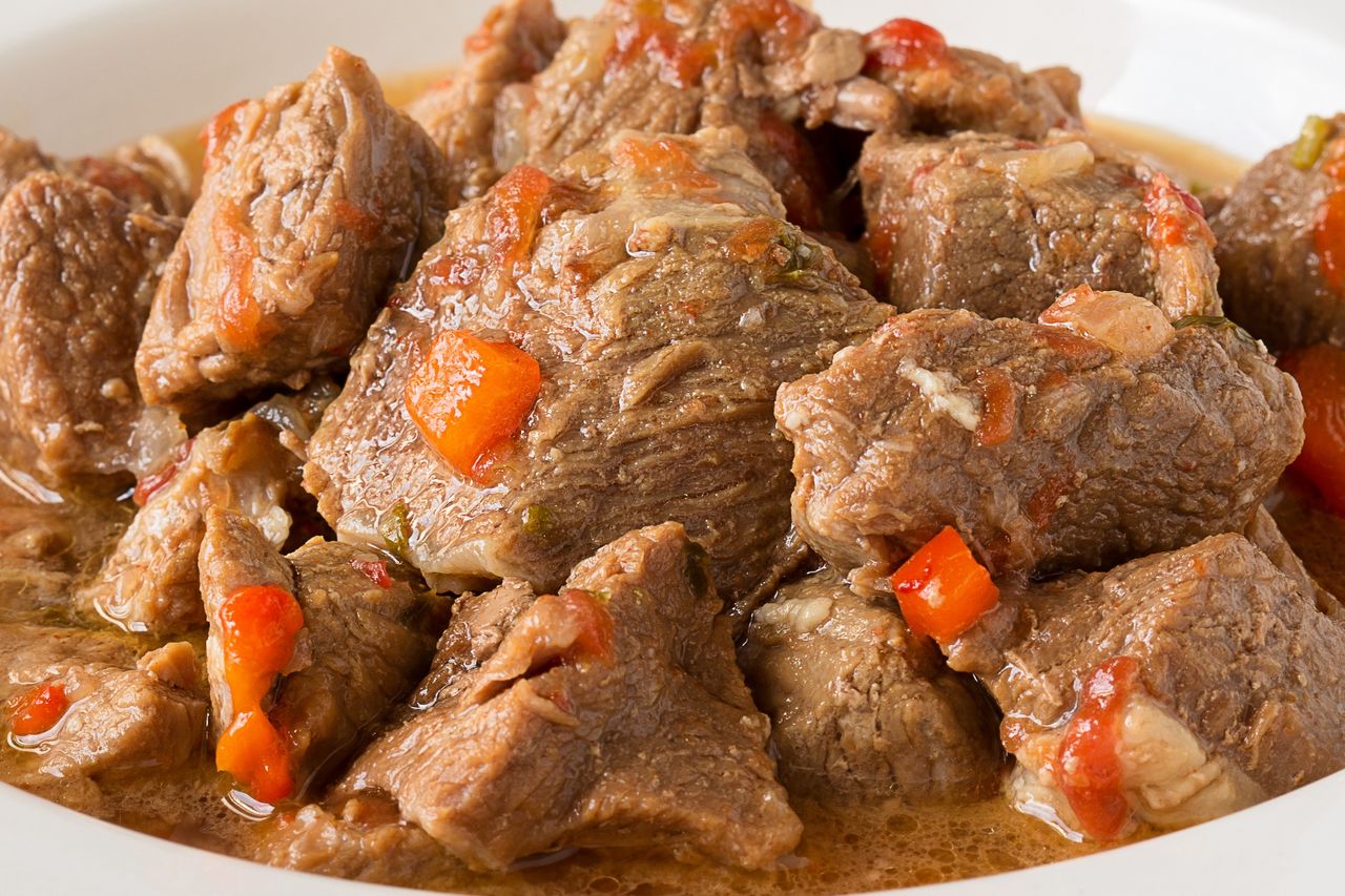 To nie wina mięsa, a twoich błędów. Dlaczego żołądek "stoi" po każdym obiedzie?