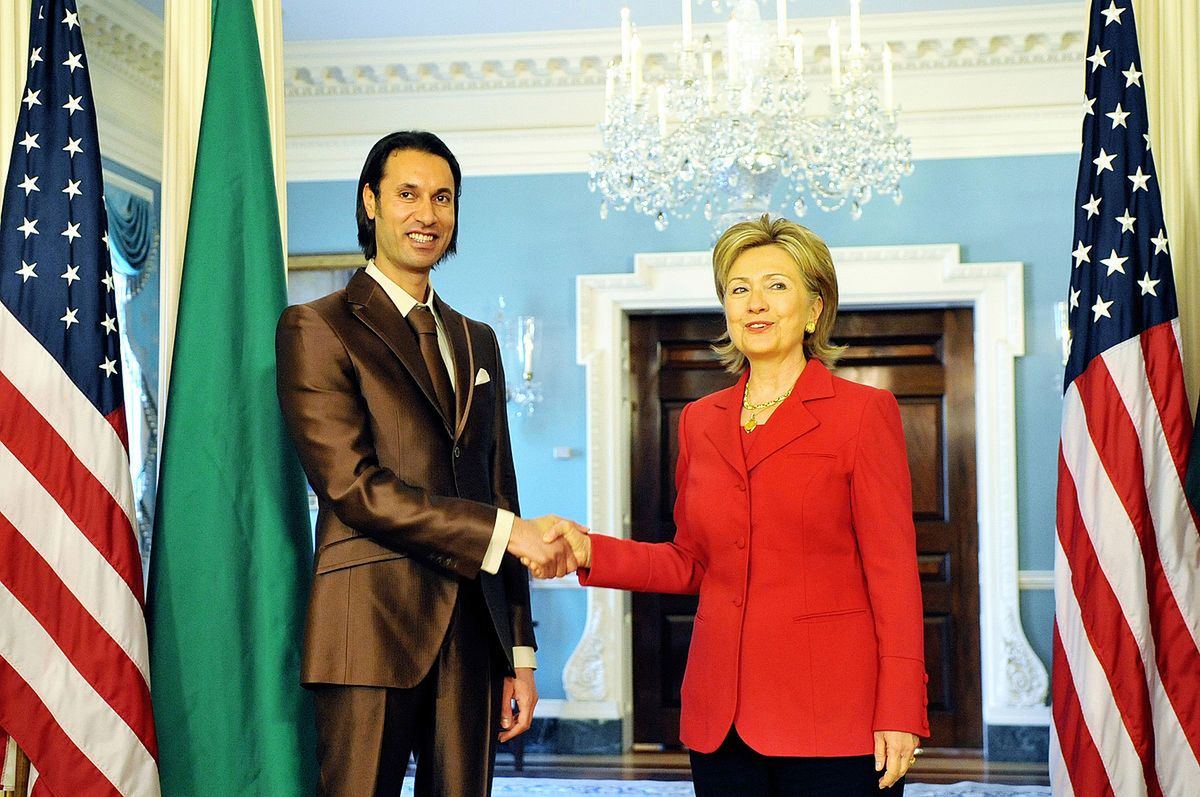 Libijski Doradca ds. Bezpieczeństwa Narodowego Al-Mutasim Al-Kaddafi z ówczesną amerykańską Sekretarz Stanu Hillary Clinton. Zginął zaledwie 2 lata później (domena publiczna). 