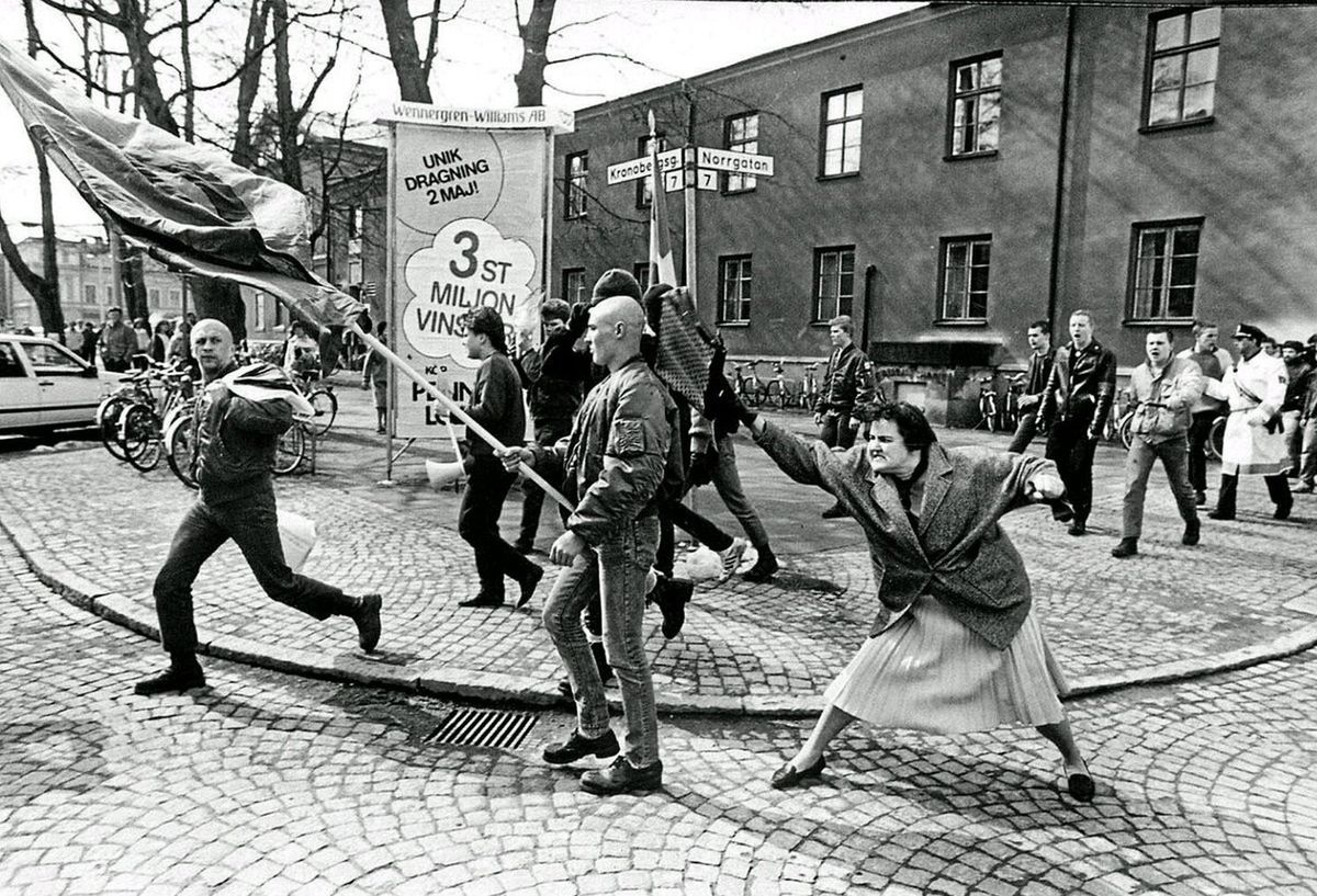 Kobieta z torebką atakuje skinheada. Za legendarnym zdjęciem stoi smutna historia