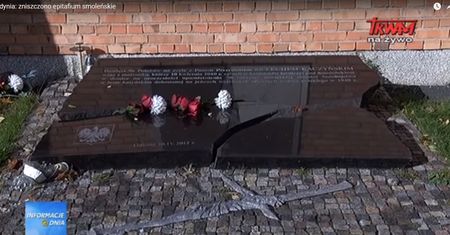 Zatrzymano mężczyznę, który zniszczył epitafium smoleńskie w Gdyni. To 20-latek