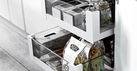 Jak urządzić wnętrza szafek kuchennych? Praktyczne pomysły
