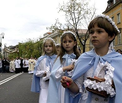 Laptopy, kursy, polisy - co kupić na komunię?