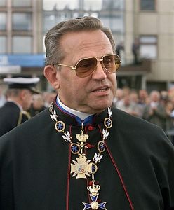 Czy ten ksiądz zasłużył na order?