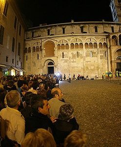 Setki ludzi oddają hołd Pavarottiemu