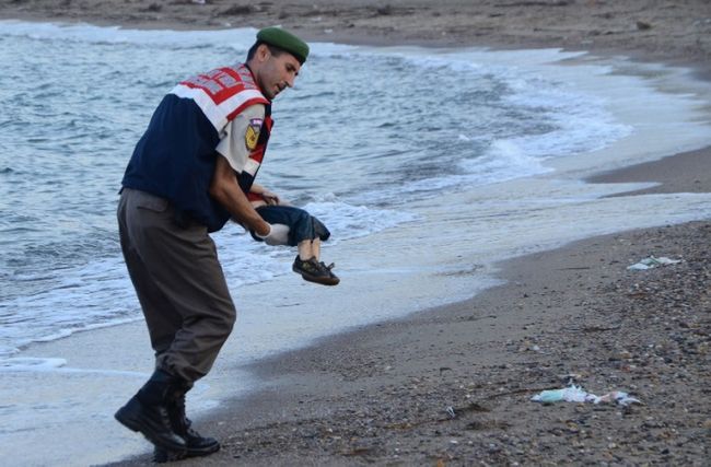 3-letni Alyan Kurdi uciekał wraz z rodziną przed prześladowaniami w Kobani w północnej Syrii. Ich łódź wywróciła się u brzegów greckiej wyspy Kos. Morze wyrzuciło ciało chłopca na plaży tureckiego kurortu Bodrum (fot. Nilufer Demir - DOGAN NEWS AGENCY/AFP) 