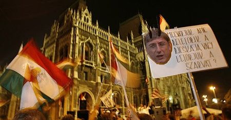 Węgrzy demonstrują przed parlamentem