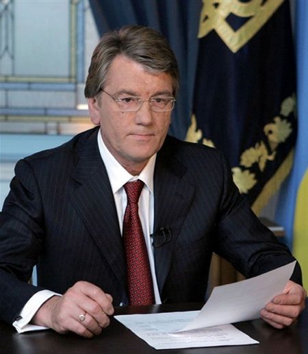Juszczenko naradza się, Janukowycz wraca pilnie do Kijowa