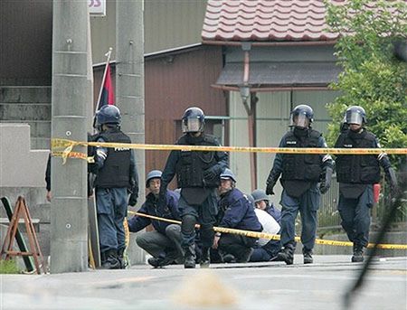 Gangster drugi dzień przetrzymuje zakładniczkę