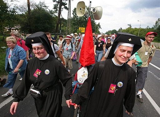 Urzędnicy mają obowiązkowo uczestniczyć w pielgrzymkach