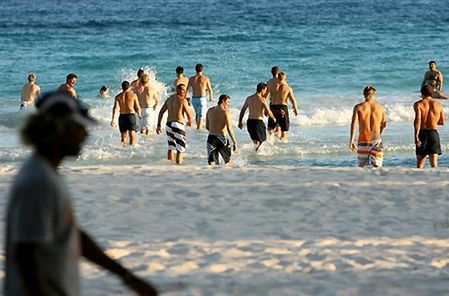 Spacerując po plaży natknęli się na... ludzką stopę!