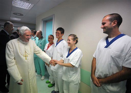Papież Benedykt XVI oswaja się z gipsem