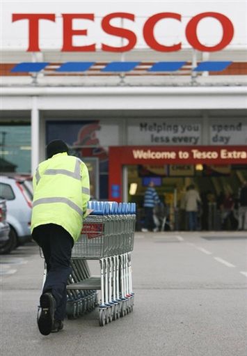 Polacy wrócili na Wyspy i kupują polskie towary w Tesco