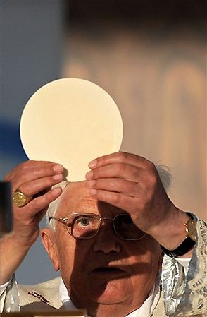 Co Benedykt XVI sądzi o ukrzyżowanej żabie?