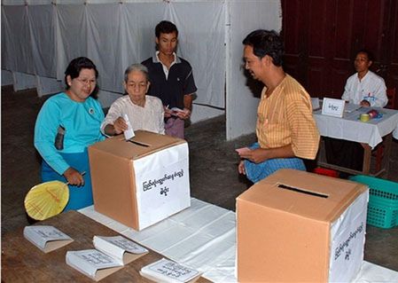 Birma: pomimo straszliwego cyklonu, rozpoczęło się referendum