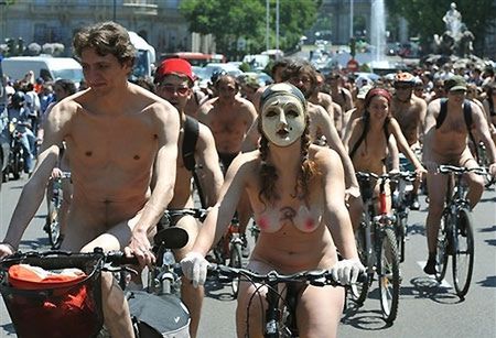 Cykliści-nudyści na ulicach Madrytu