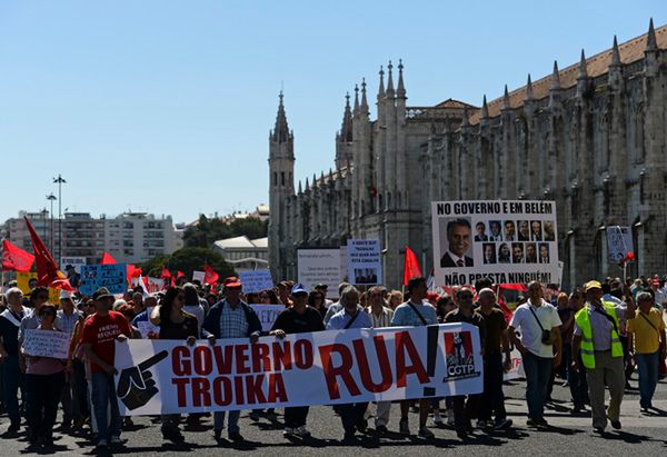 Demonstracja związkowa nieopodal siedziby prezydenta