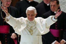 Buty Benedykta XVI urzekły redaktorów pisma dla panów