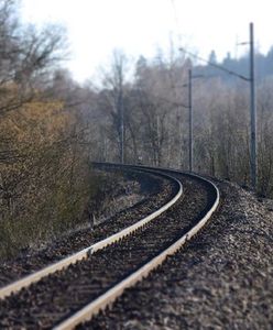 Przyjechał na wesele kuzynki. Rzucił się na tory