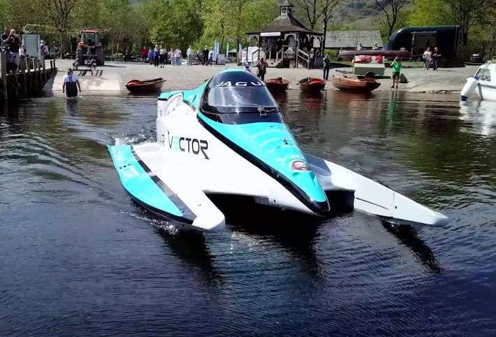 Elektryczna łódka od Jaguara. Prędkością nie ustępuje dobrej motorówce