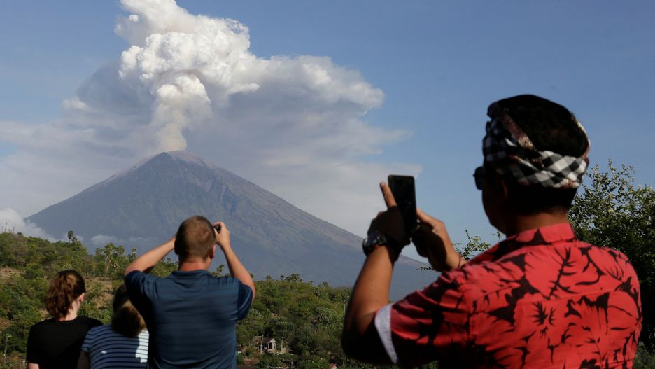 Wulkan Agung jest atrakcją dla turystów na Bali, dopóki nie zakłóci lotów