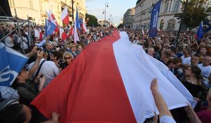 "Kto mnie opluje, gdy trzymam flagę?!". Z twórczynią ogromnej flagi Polski rozmawia Rachela Berkowska