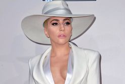 Lady Gaga pokazuje ciało w bardzo skąpym bikini. Na plażę wybrała się w szpilkach