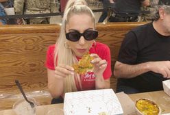 Lady Gaga objada się kurczakami w Nowym Jorku. Ma swoje powody